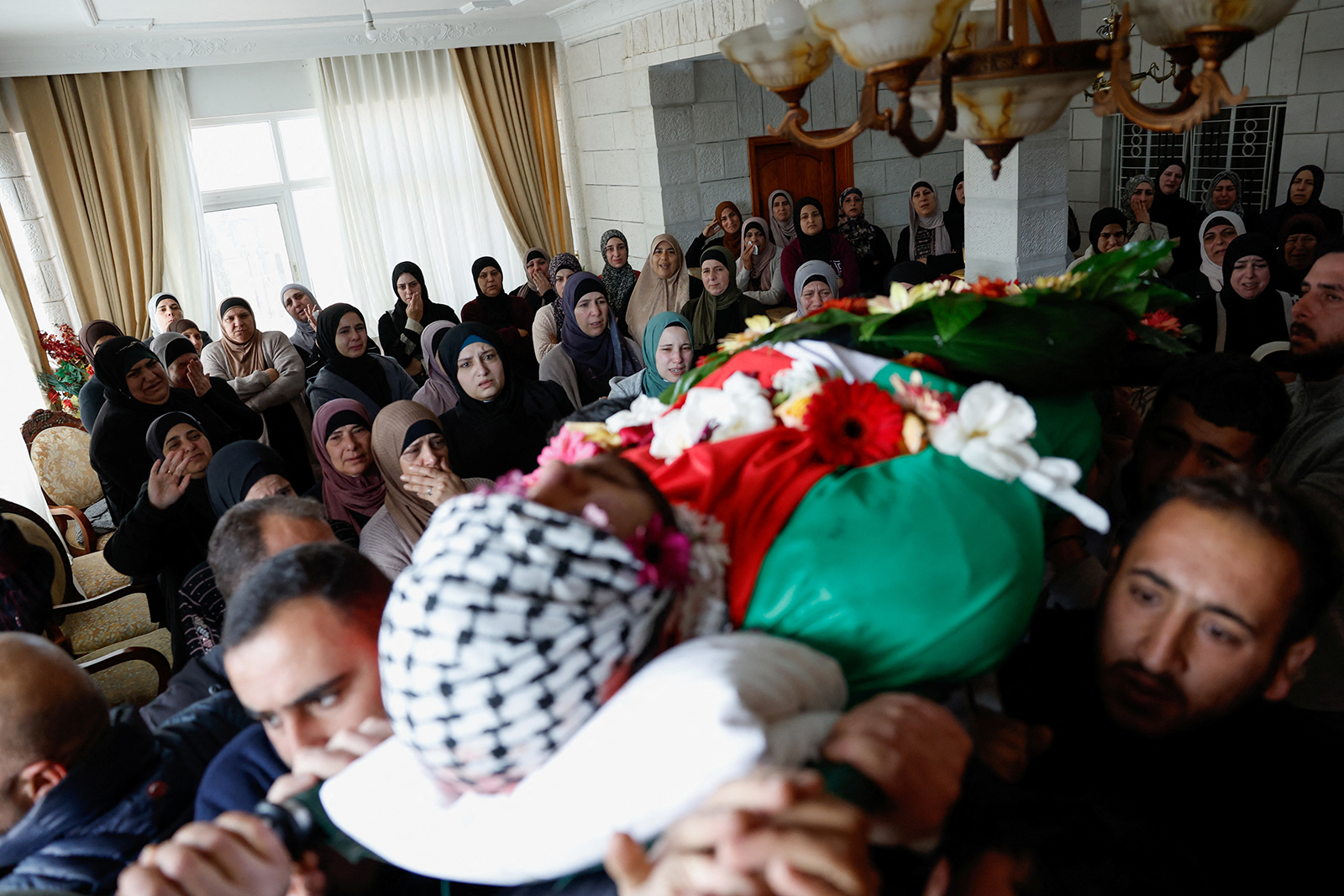 يحمل الجنسية الأمريكية.. تشييع فلسطيني برام الله قُتل بنيران إسرائيلية