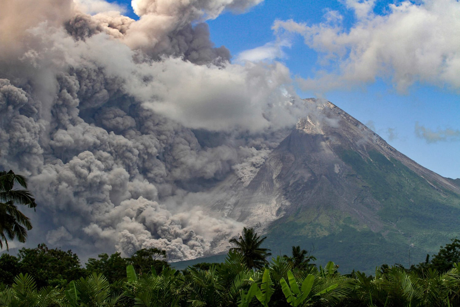بركان جبل ميرابي يجبر الآلاف في إندونيسيا على النزوح