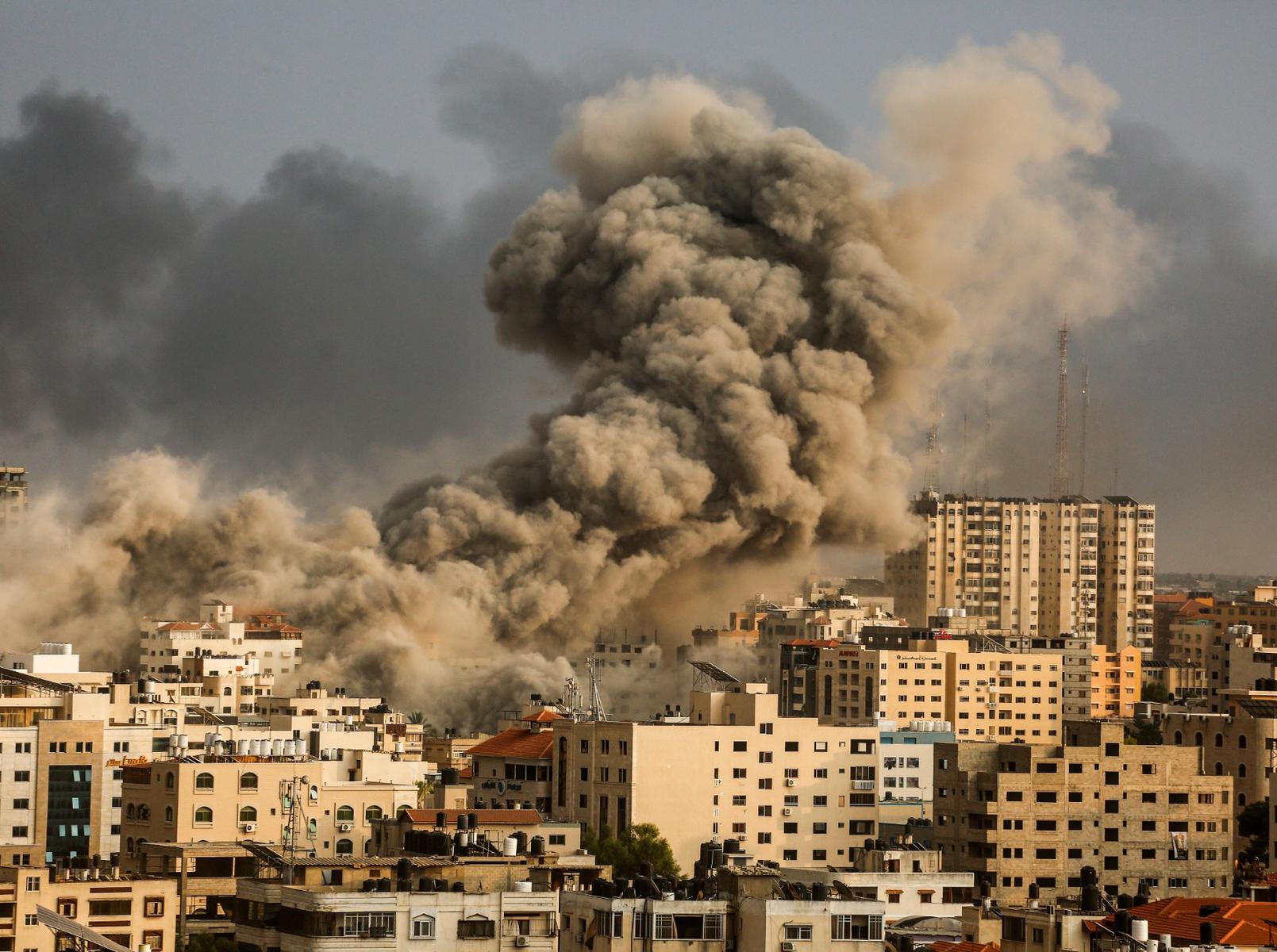قصف إسرائيلي على خان يونس وعائلات الرهائن تدعو إلى اتفاق