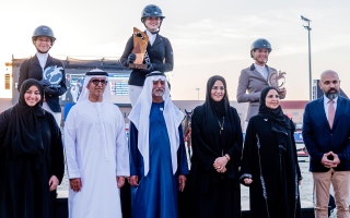 الصورة: الصورة: نهيان بن مبارك يتوج الفائزين ببطولة كأس أكاديمية فاطمة بنت مبارك لقفز الحواجز