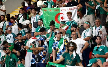 الصورة: الصورة: رد فعل راق من جماهير الجزائر رغم الخروج من كأس أمم إفريقيا 2023 (فيديو)