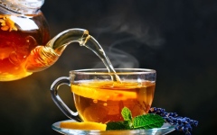 الصورة: الصورة: ماذا يحدث لصحتك عند شرب 3 أكواب شاي يومياً؟