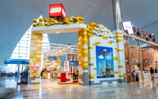 الصورة: الصورة: «دبي الدولي» يدشن أكبر متجر ليجو في العالم داخل مطار