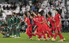 الصورة: الصورة: أغرب فرص العام.. العارضة تحرم السعودية من هدف بـ 3 أرواح أمام كوريا (فيديو)