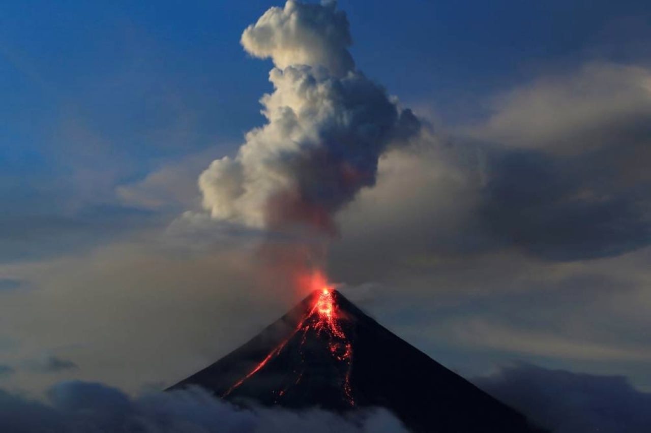 الصورة : 1814 أكبر ثورة لبركان مايون في الفلبين تقتل 1200 شخص.