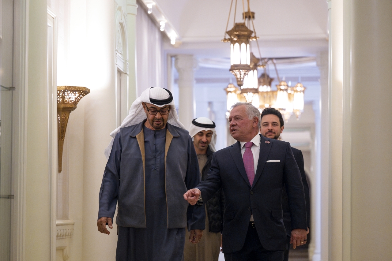 الصورة : رئيس الدولة وملك الأردن خلال اللقاء بحضور حمدان بن محمد بن زايد والحسين بن عبدالله