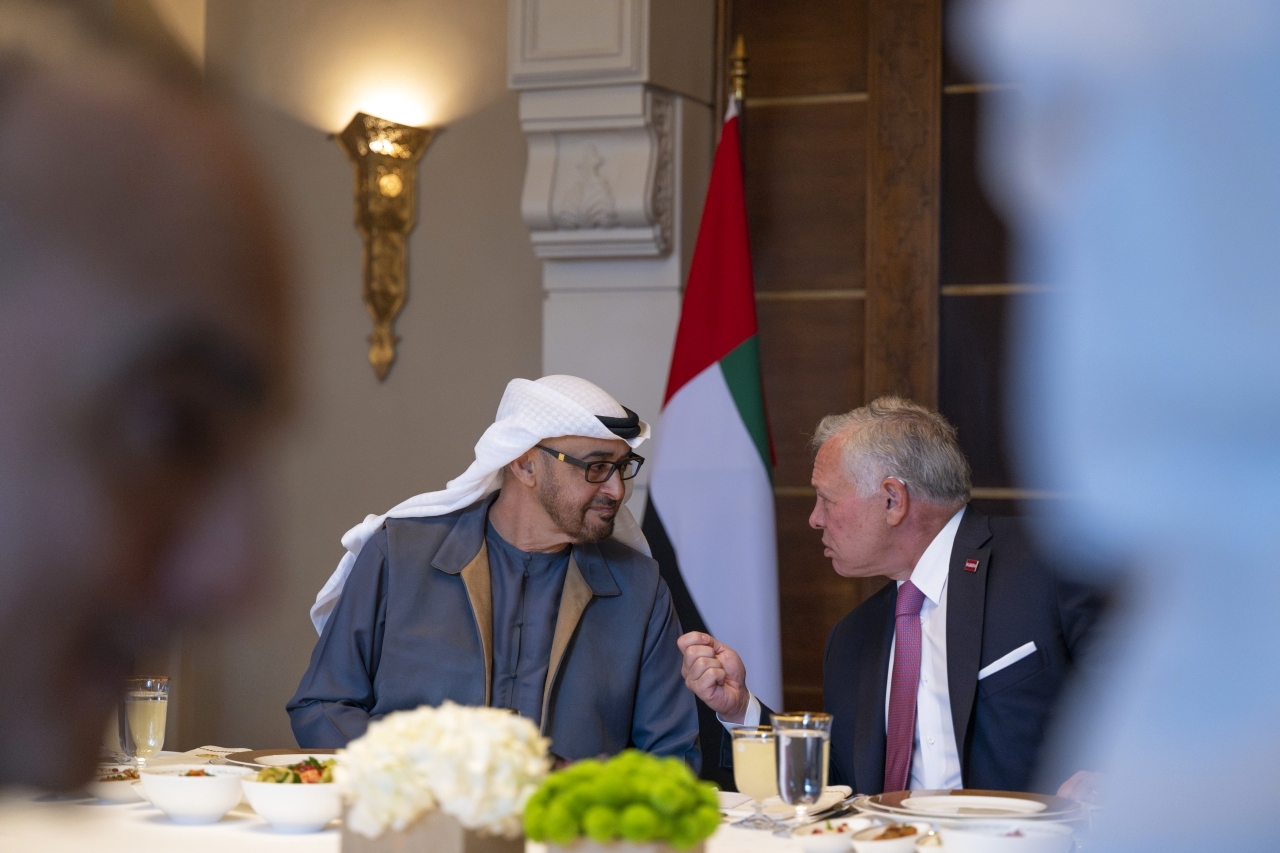 الصورة : رئيس الدولة وملك الأردن خلال اللقاء