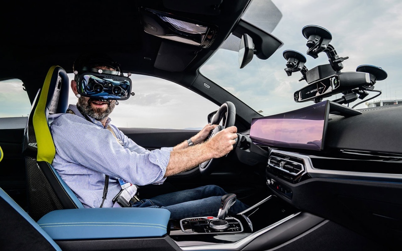الصورة: الصورة: السلطات الأمريكية تحذر بعد انتشار مقاطع لسائقين يقودون أثناء ارتداء نظارات الواقع الافتراضي