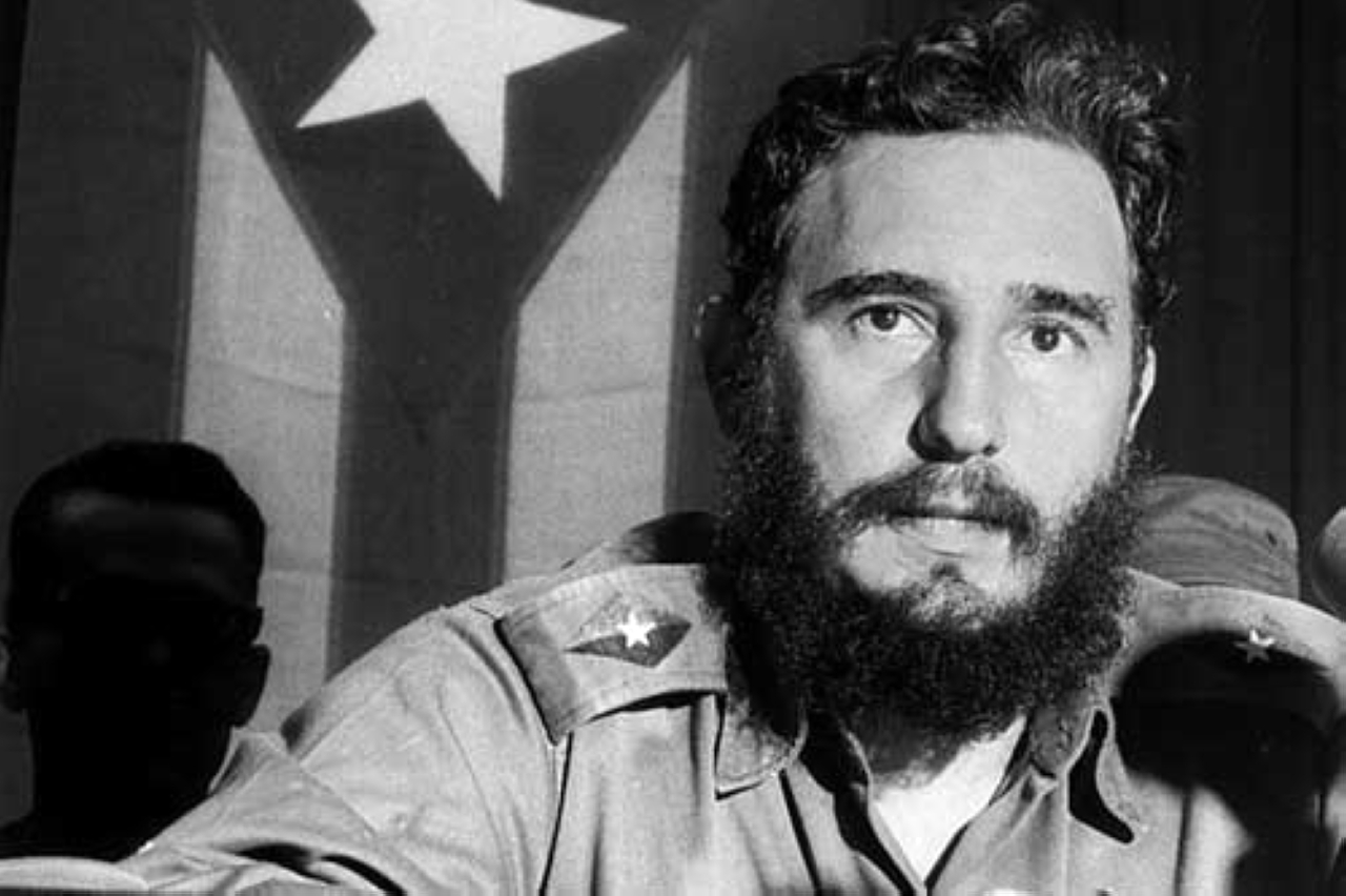 الصورة : 1959الرئيس الكوبي فيدل كاسترو يعلن دستور كوبا الجديد.