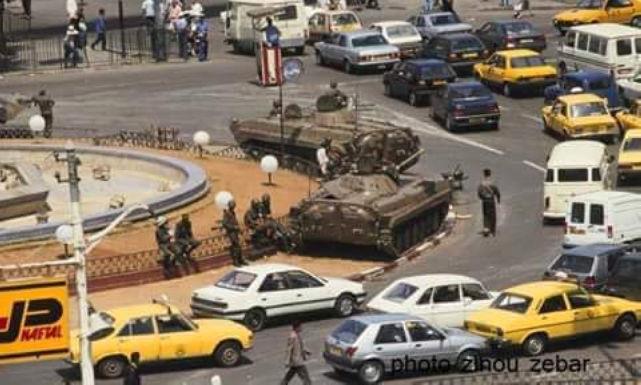 الصورة : 1992 إعلان حالة الطوارئ في الجزائر بعد مواجهات دامية مع متشددين.
