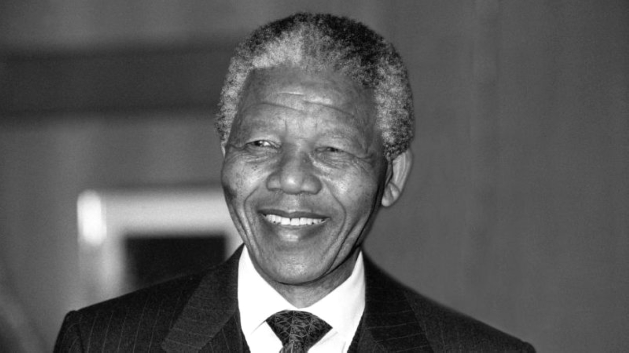 الصورة : 1990 الإفراج عن زعيم المؤتمر الوطني الأفريقي في جنوب أفريقيا نيلسون مانديلا بعد سجن استمر 27 عاماً.