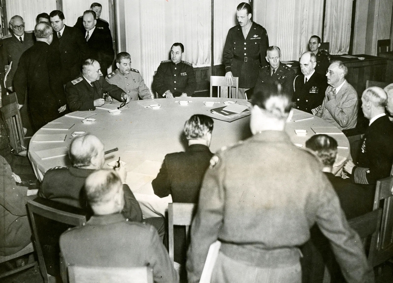 الصورة : 1945 الزعماء السوفييتي والأمريكي والبريطاني يوقعون اتفاق يالطا الذي أسس لمجلس الأمن.