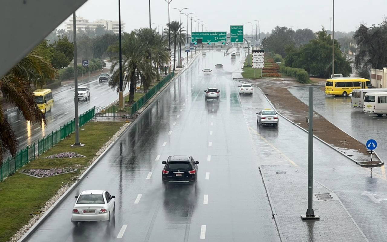 الصورة : دعوة السائقين إلى الالتزام بقواعد السلامة أثناء هطول الأمطار