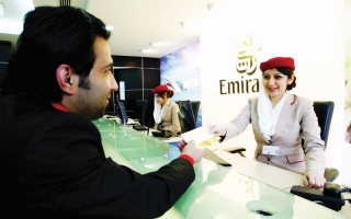 الصورة: الصورة: «طيران الإمارات» تحث عملاءها على التبكير في الوصول للمطار في ظل الحالة الجوية السائدة