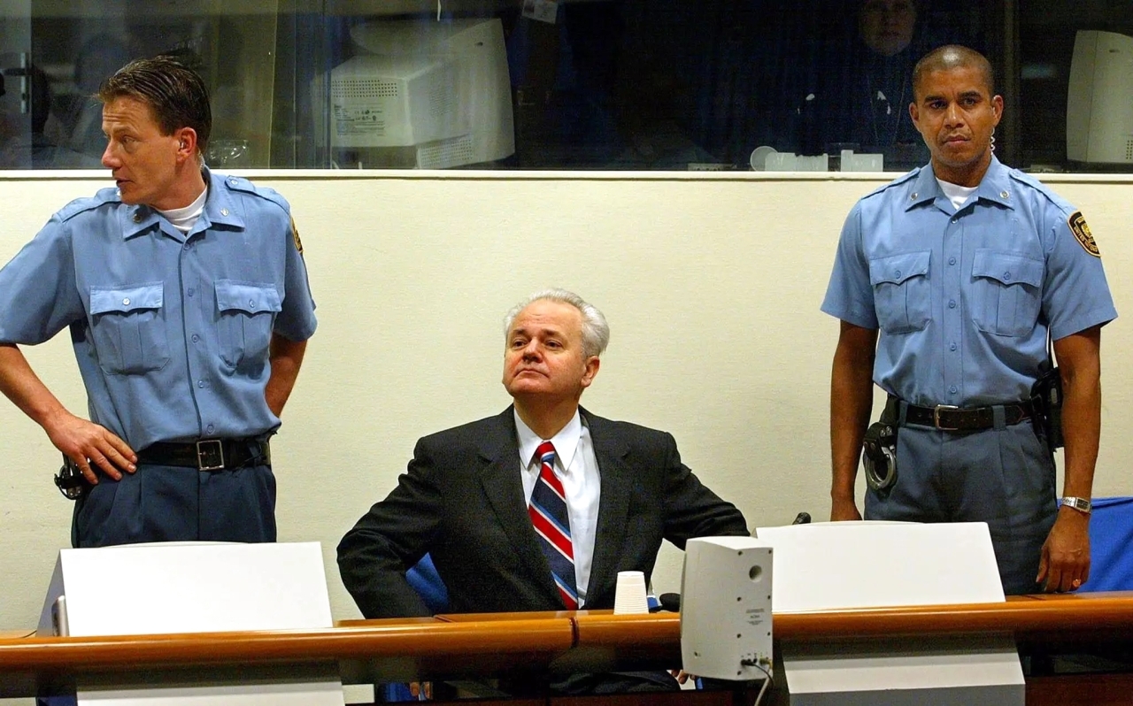 الصورة : 2002 بدء محاكمة الرئيس اليوغسلافي سلوبودان ميلوشيفيتش بمقر محكمة العدل الدولية في لاهاي.