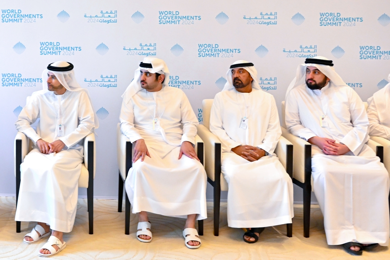 الصورة : مكتوم وأحمد بن محمد وأحمد بن سعيد ومحمد الحسيني خلال اللقاء
10 الإمارات الاثنين