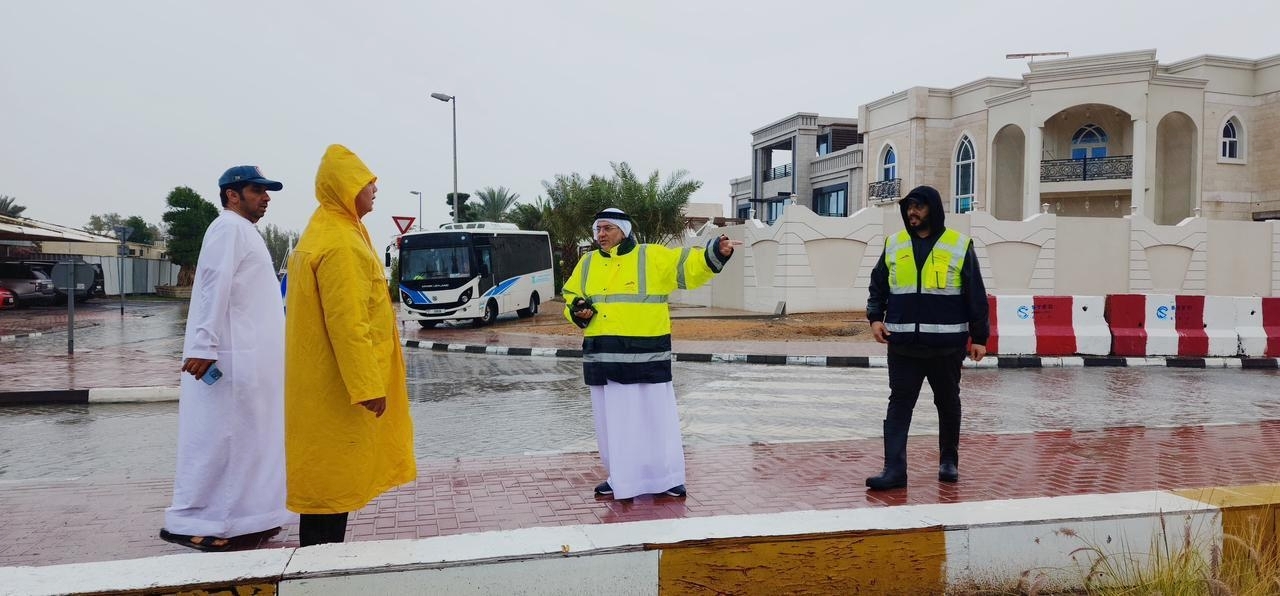 الصورة : طواقم «طرق دبي » خلال رصدها تأثير هطول الأمطار | من المصدر