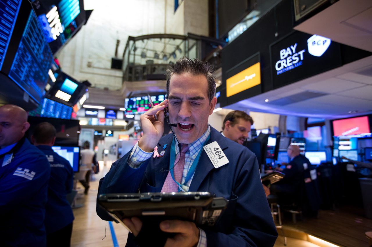 «التضخم» يحاصر الأسهم الأمريكية.. وداو جونز يهوي 450 نقطة