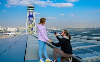 الصورة: الصورة: مطار دبي الدولي يشهد أول عرض زواج على سطح مطار في العالم