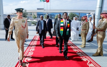 الصورة: الصورة: رئيس زيمبابوي يطلع على خدمات «شرطة دبي»