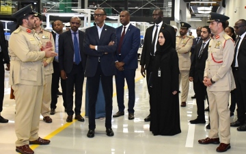 الصورة: الصورة: رئيس رواندا يطلع على تجربة دبي في الخدمات الأمنية