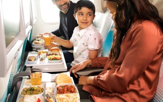 الصورة: الصورة: 77 مليون وجبة تقدّمها طيران الإمارات سنوياً على يد أمهر الطهاة