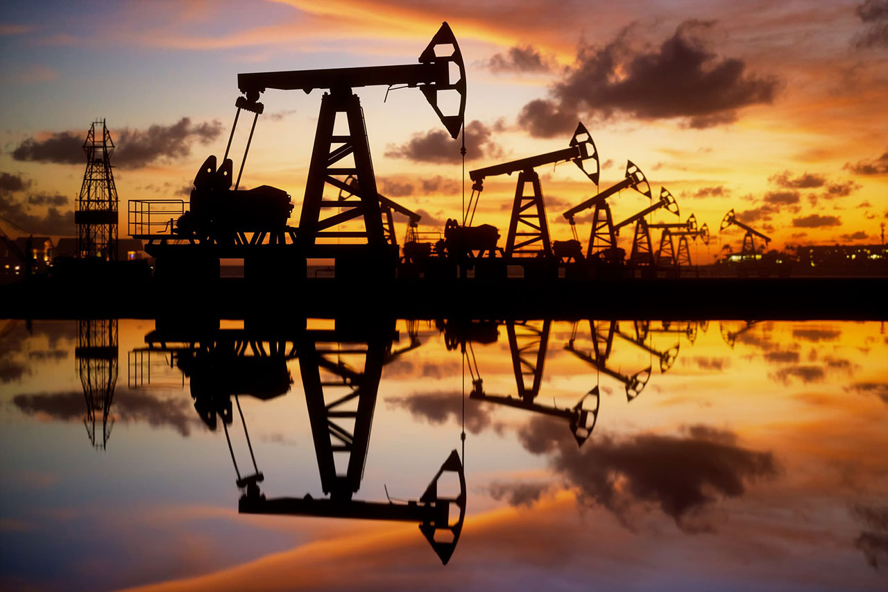 النفط يرتفع ويحقق مكاسب أسبوعية بسبب التوتر في الشرق الأوسط