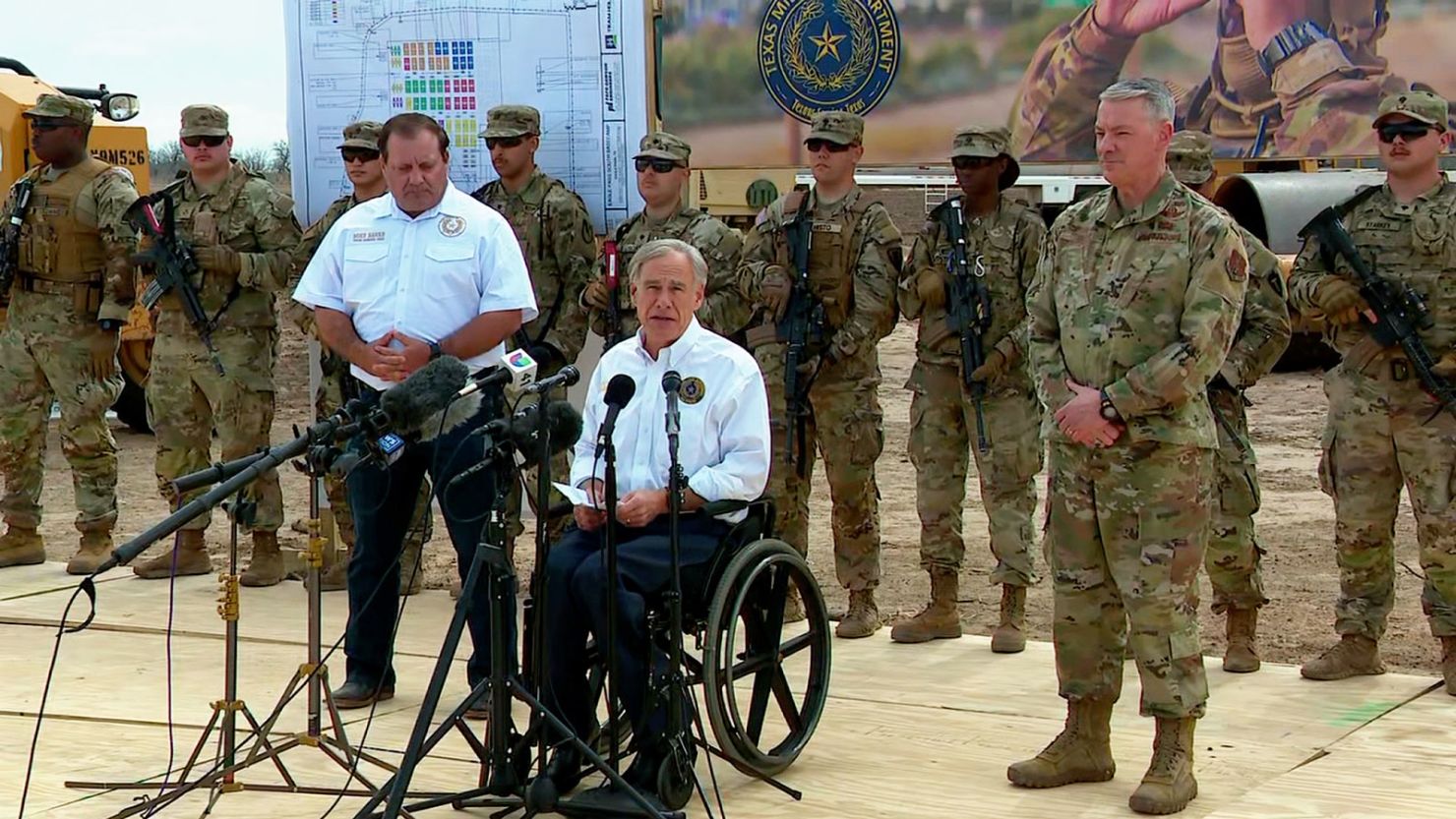 حاكم ولاية تكساس يبني قاعدة عسكرية قرب الحدود لردع المهاجرين