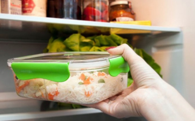 الصورة: الصورة: ما هي أكثر الأطعمة خطورة عند حفظها في الثلاجة؟