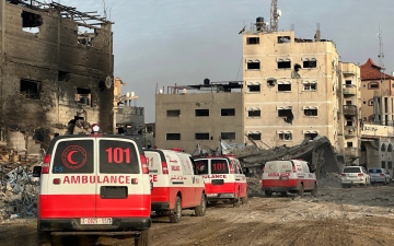 الصورة: الصورة: منظمة الصحة العالمية تخرج 32 مريضاً من مستشفى ناصر المحاصر في غزة