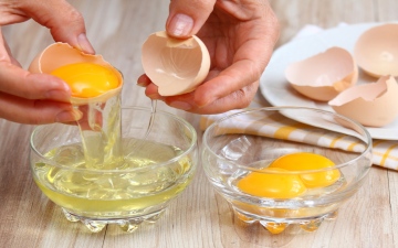 الصورة: الصورة: أيهما أكثر فائدة لصحتك .. بياض البيض أم صفاره؟