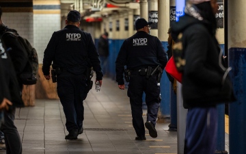 الصورة: الصورة: ساق بشرية في مترو أنفاق نيويورك تستنفر قوات الأمن