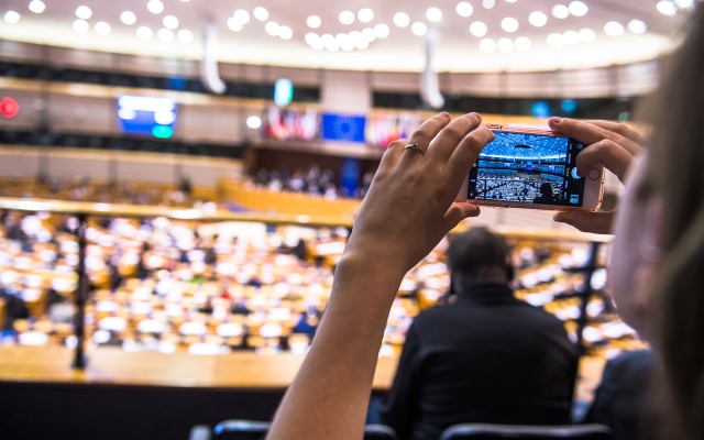 الصورة: الصورة: فحص هواتف نواب في البرلمان الأوروبي بشكل عاجل