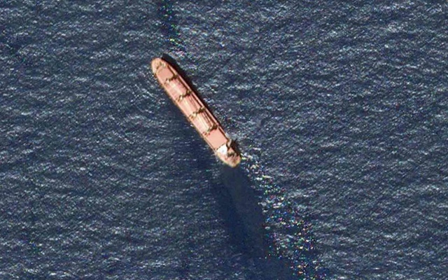 الصورة: الصورة: القيادة المركزية الأمريكية: هجوم الحوثيين على السفينة "روبيمار" أدى لتسرب نفطي وأضرار جسيمة