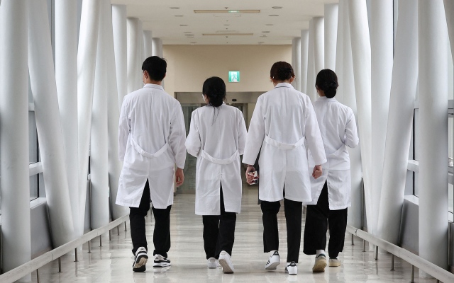 الصورة: الصورة: كوريا الجنوبية.. تصاعد غضب المرضى من توقف الأطباء عن العمل لليوم السادس