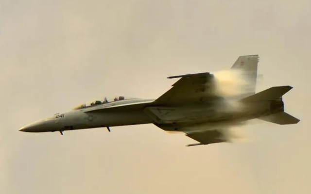الصورة: الصورة: تخترق الطائرات العسكرية حاجز الصوت فمتى وكيف يحدث ذلك وما آثاره التخريبية على الأرض؟