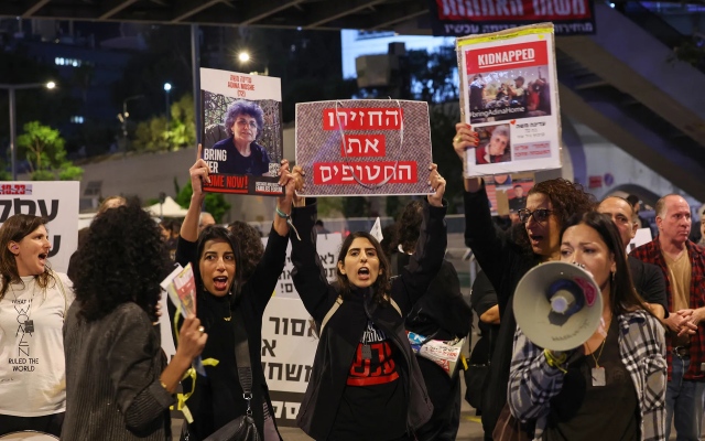الصورة: الصورة: عائلات الرهائن الإسرائيليين تدعو إلى مسيرة ضخمة من غزة للقدس