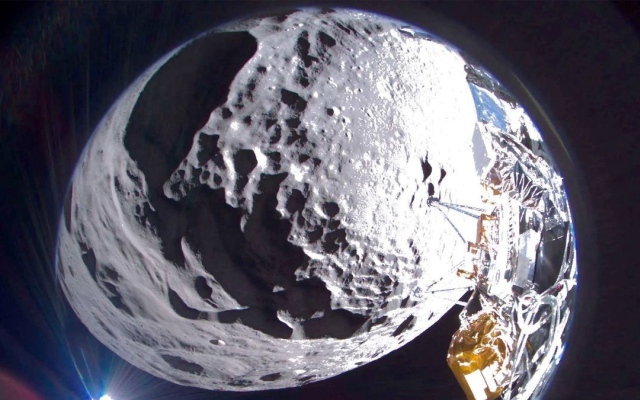 الصورة: الصورة: مسبار «أوديسيوس» الأمريكي يرسل أولى صوره من أقصى جنوب القمر