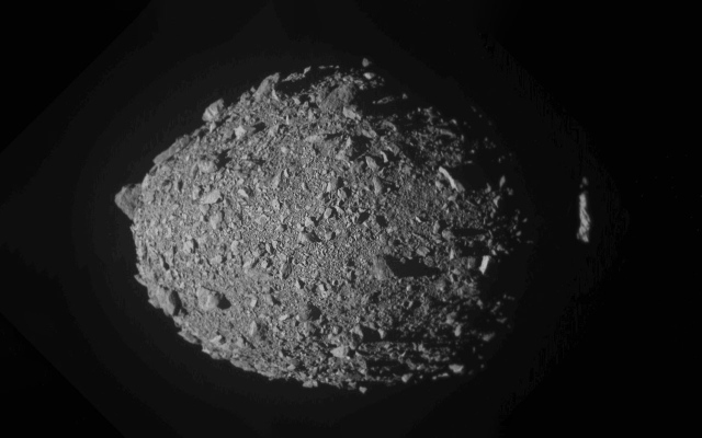 الصورة: الصورة: ديمورفوس.. الكويكب الذي أراد البشر حرفه عن مساره بات «كومة حطام»
