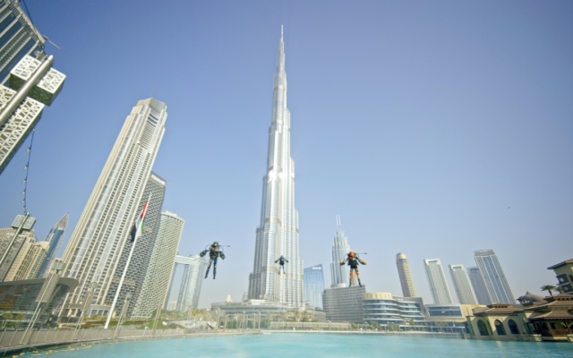 الصورة: الصورة: دبي تشهد أول بطولة للبدلات النفاثة في العالم اليوم