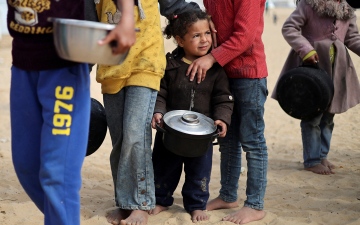 الصورة: الصورة: وفاة 4 أطفال بسبب الجفاف وسوء التغذية في غزة