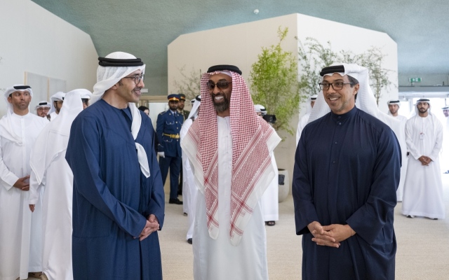 الصورة: الصورة: رئيس الدولة يمنح طحنون بن زايد ومكتوم بن محمد «وسام الاتحاد»