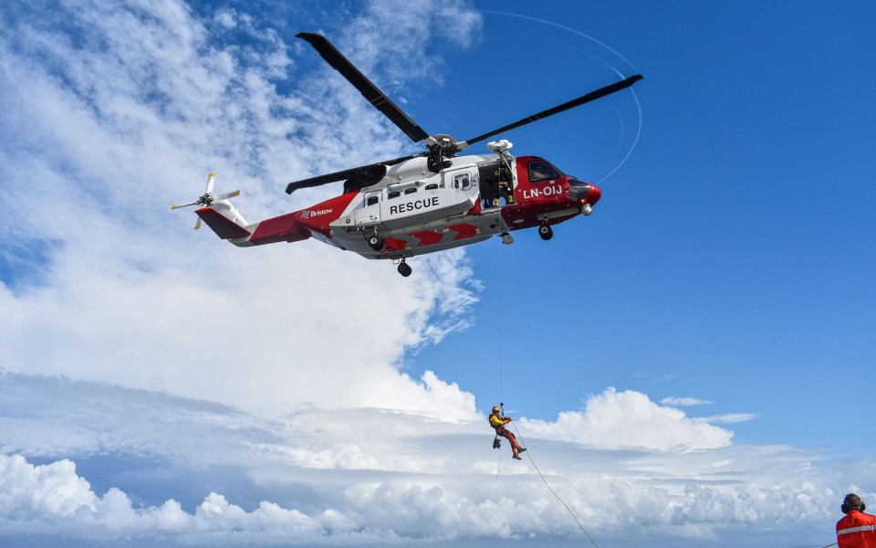 الصورة: الصورة: انتشال 6 أشخاص من البحر بعد سقوط مروحية قبالة النرويج