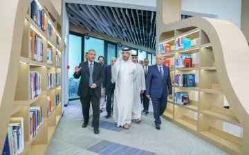 الصورة: الصورة: سلطان بن أحمد يتفقد مكتبة الكليات الطبية في جامعة الشارقة بحلتها الجديدة