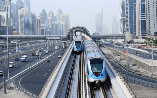 الصورة: الصورة: ابتداء من اليوم..  منع استخدام السكوتر الكهربائي داخل قطارات مترو دبي وترام دبي