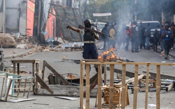 الصورة: الصورة: زعيم عصابة في هايتي يتوعد رئيس الوزراء مع تصاعد أعمال العنف