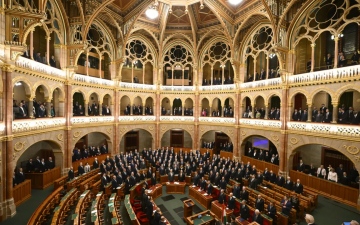 الصورة: الصورة: رئيس برلمان المجر يوقع على قرار انضمام السويد إلى حلف الأطلسي