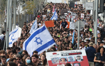الصورة: الصورة: الآلاف في إسرائيل يتظاهرون ضد الحكومة ويطالبون بإبرام صفقة للمحتجزين