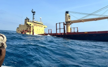 الصورة: الصورة: واشنطن تؤكد غرق سفينة استهدفها الحوثيون وتحذّر من «خطر بيئي»