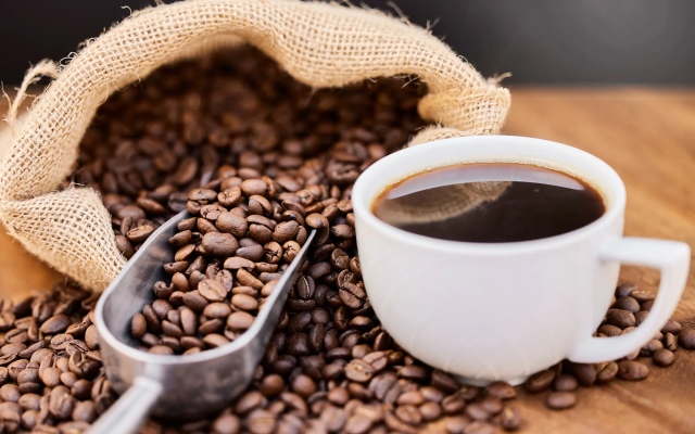 الصورة: الصورة: ماذا يحدث لصحتك عند شرب 5 فناجين من القهوة يومياً؟